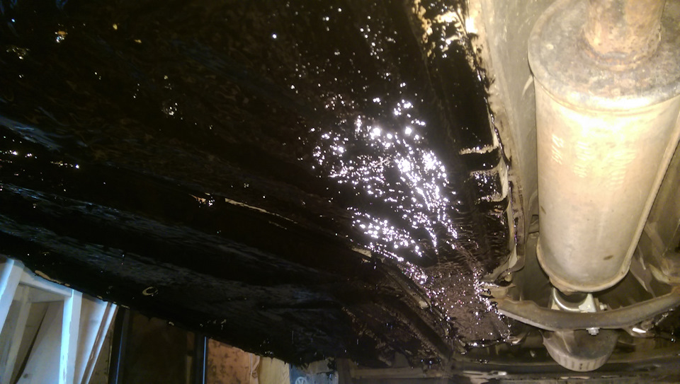 Обработка днища мастикой — Volkswagen Golf Mk3, 1,6 л, 1991 года ...