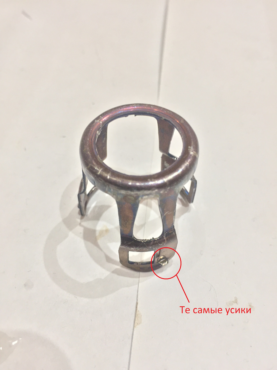Та самая скоба, но уже новая с усиками. На старой с правого суппорта их не было — Ford Mondeo III