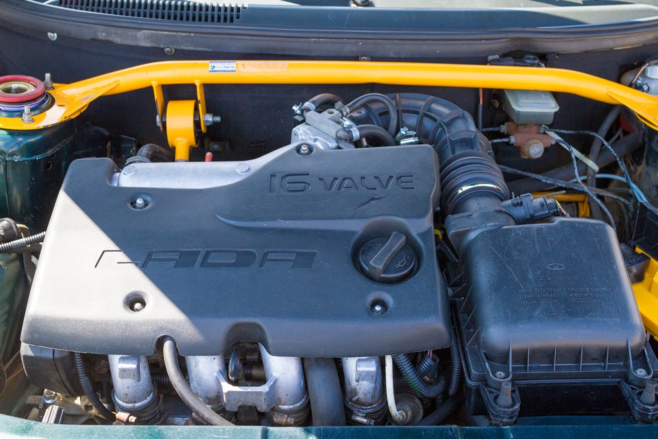 Новый двигатель ваз 2110 цена. ВАЗ 2110 1.5 16. Моторный отсек 2110 8 клапанов. ВАЗ 21103 двигатель. Моторный отсек ВАЗ 2110 8 клапанов.