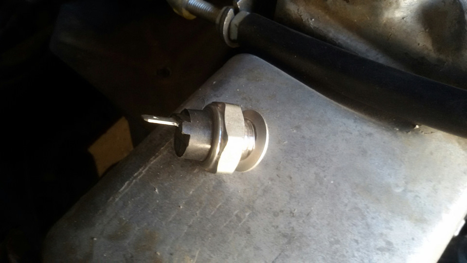 Почему горит датчик масла? — Lada 21100, 1,6 л, 1999 года | своими ...