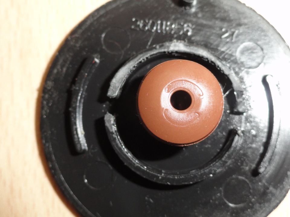 а вот и следы. собственно из за чего она не работала. просто упиралась в крышку и не девала сделать сброс. — Volvo C70 (1G)