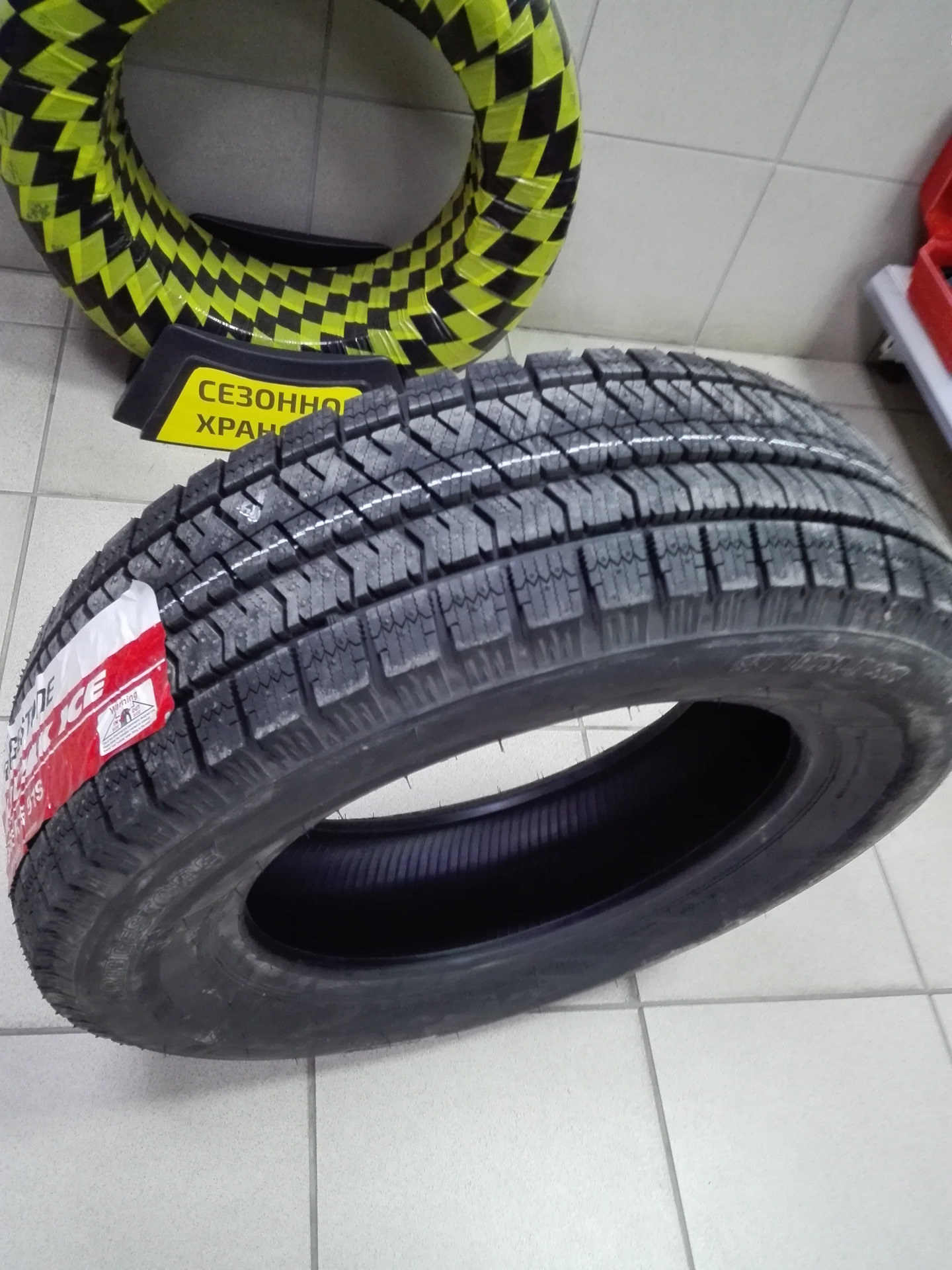 Близак айс. Bridgestone Blizzak Ice. Бриджстоун близак айс. Bridgestone Blizzak Ice 96s. Протектор Бриджстоун близак айс.