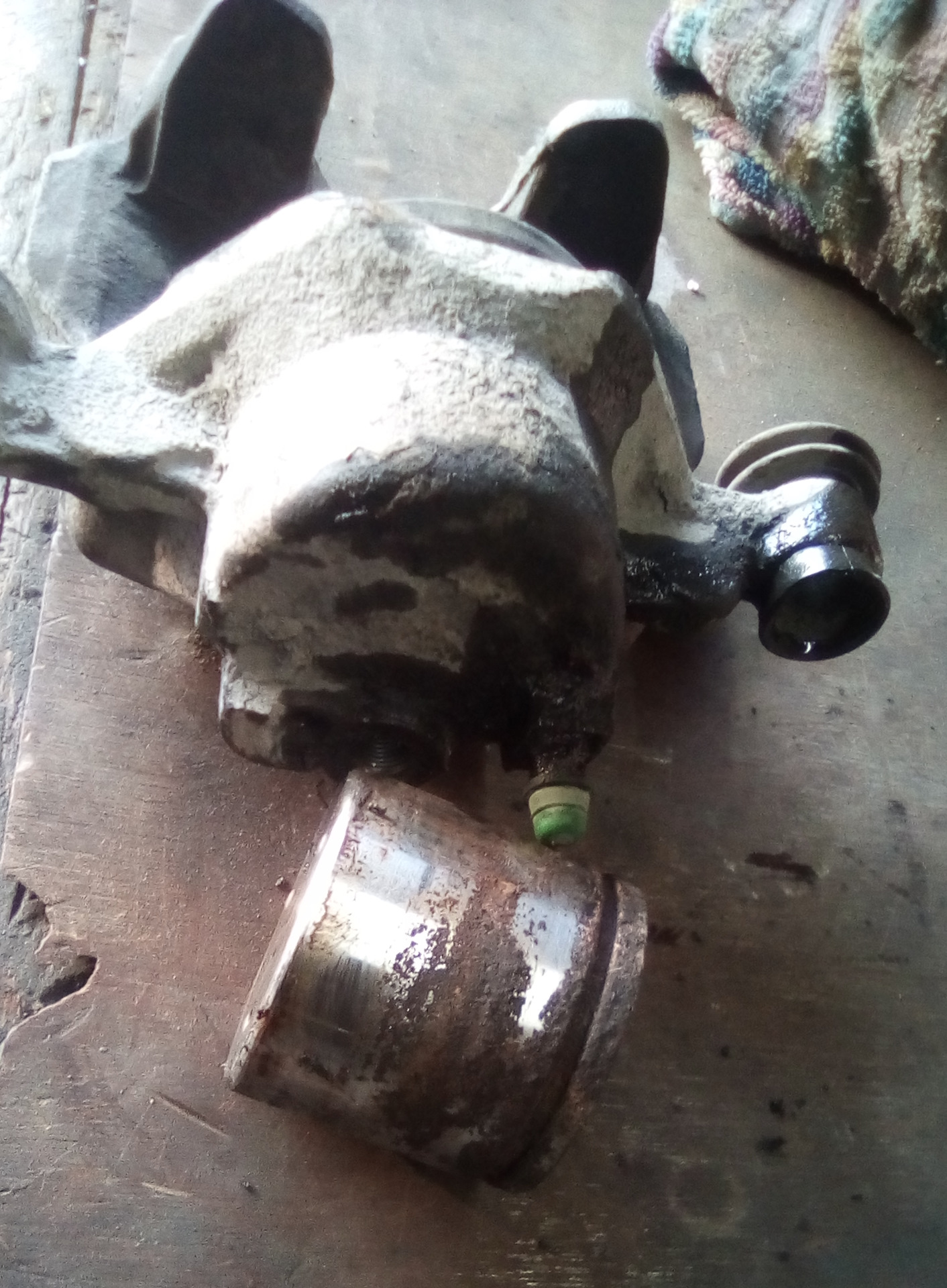 Замена поршней передних суппортов, установка ремкомплекта — Mazda 6 (1G ...