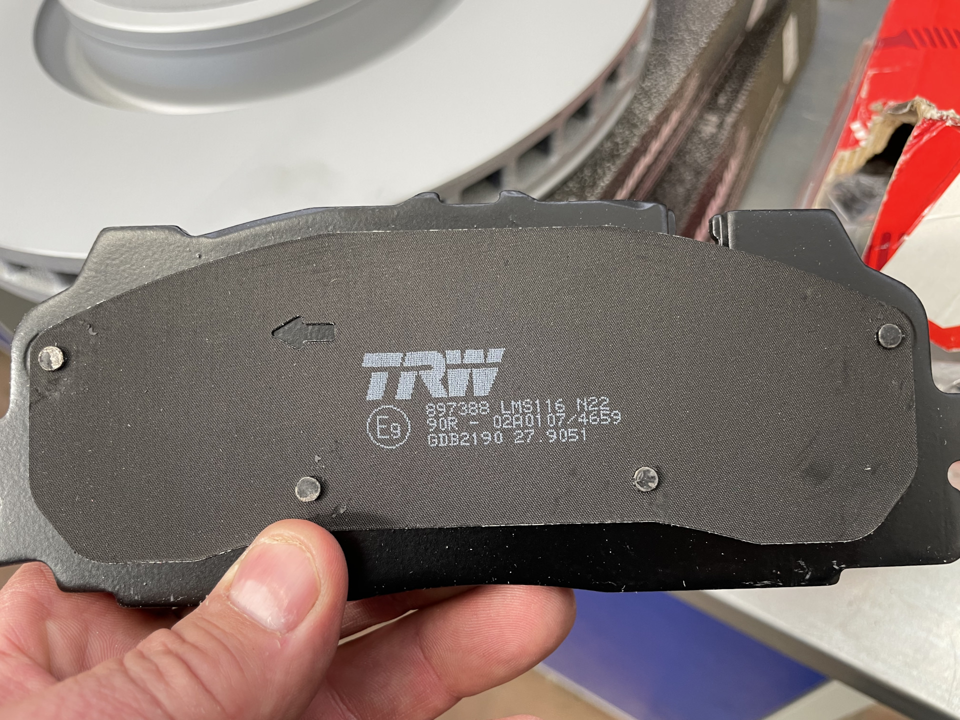 Меняем тормозные диски и колодки перед — Audi Q7 (2G), 3 л, 2016 года ...