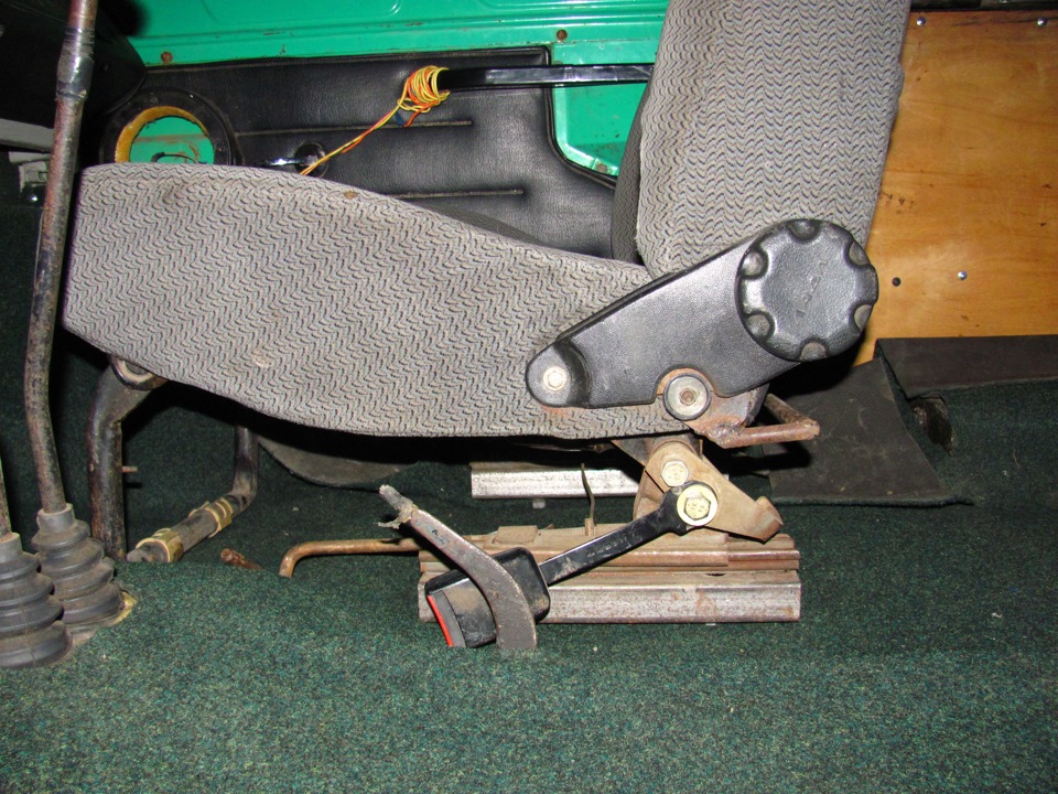 Наклон спинки задних сиденья кадди. Сиденья нива шевроле. Chery s12 чехлы на сиденья. Сиденье от другой машины. Dodge stratus салон кожа.