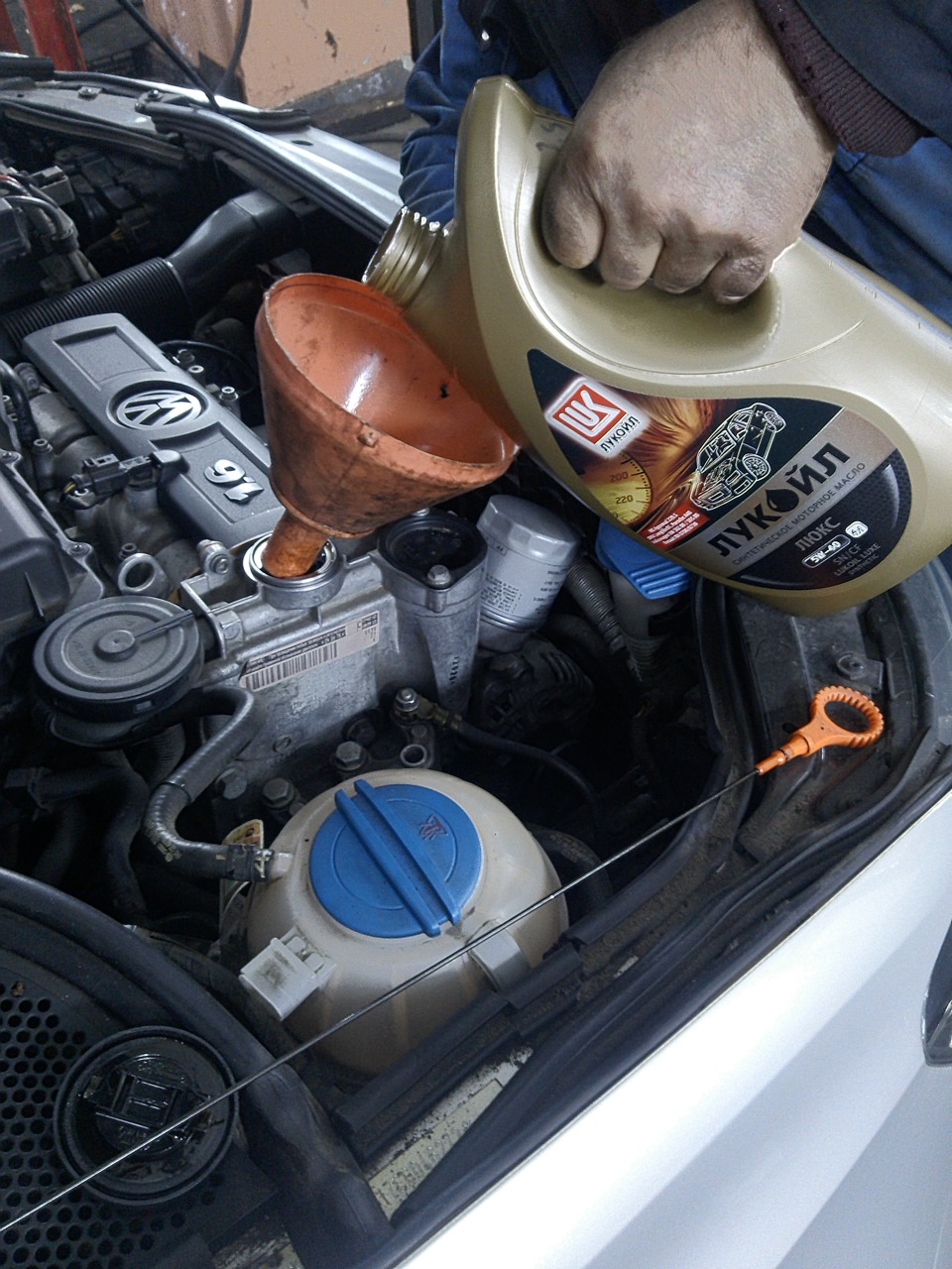 Где заливается масло в двигатель. Поло 2013 двигатель долив масла. Долив масла VW Polo 2010. Заливка масла в двигатель Фольксваген поло. Масло моторное для Фольксваген поло седан 1.6.