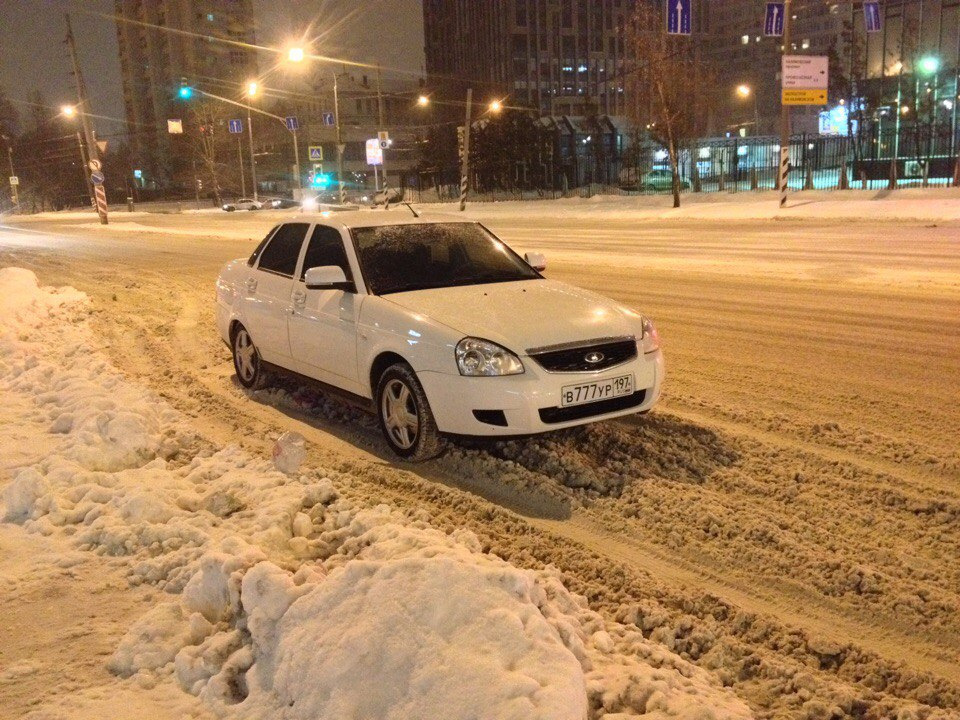 Белая приора зимой