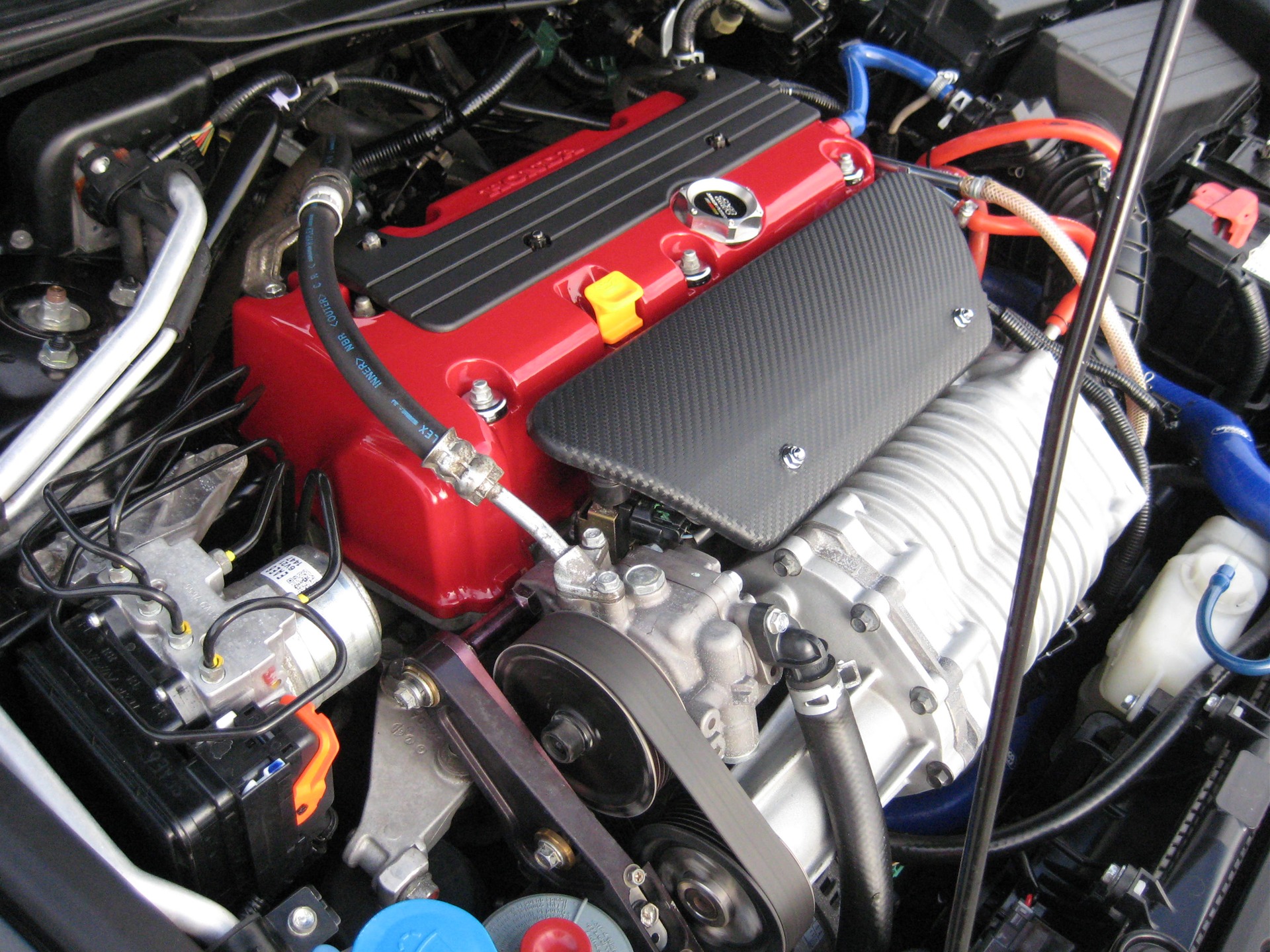 Honda k. К24 красноголовый. Хонда Аккорд евро р 7 двигатель. Honda Accord 7 моторный отсек. Honda r24 двигатель.