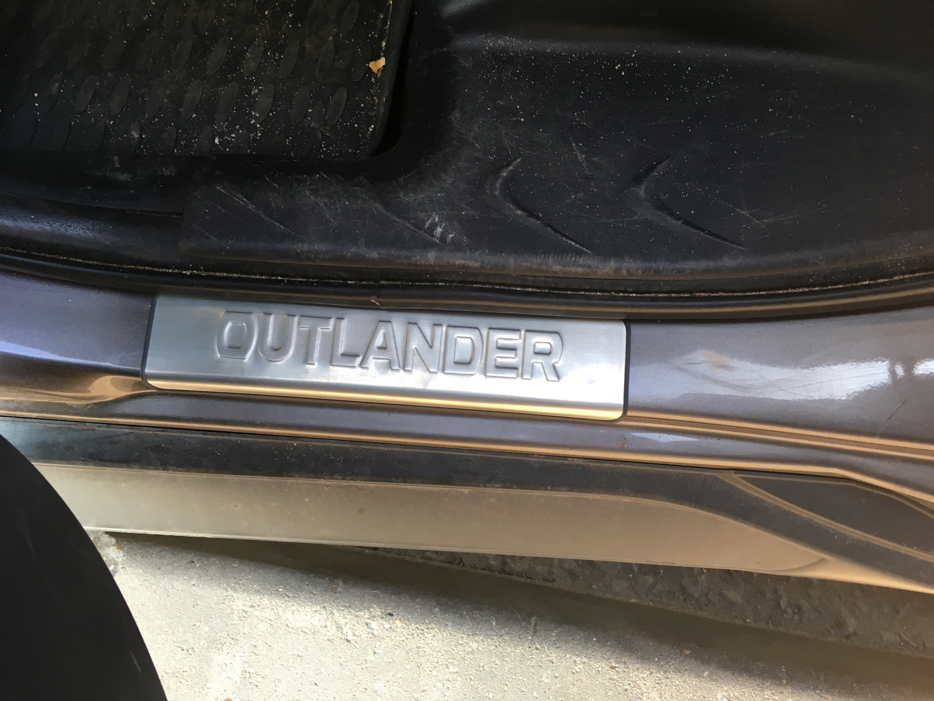 Накладки порогов задняя правая. Накладки на пороги Outlander XL 2011. Накладки на пороги Мицубиси Аутлендер 3. Накладка порога Mitsubishi Outlander 2. Накладки на пороги Mitsubishi Outlander XL.