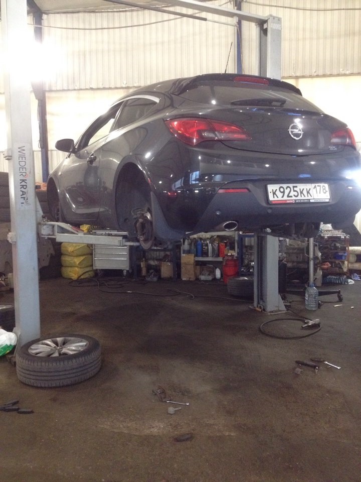 Замена задних колодок — Opel Astra J GTC, 1,4 л, 2012 года | визит на ...