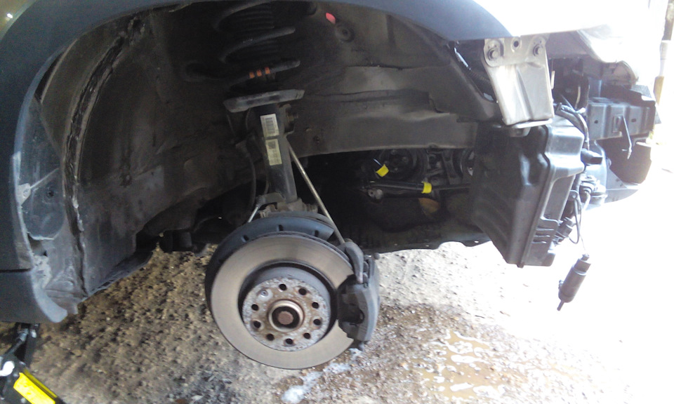 Вид сбоку. Видны трубки трубопровода с защитными желтыми колпачками. — Skoda Yeti