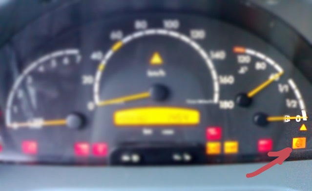 Горит на спринтере. Mercedes Sprinter 2011 года значки панели приборов. Мерседес Спринтер 903 индикатор колодок. Индикатор давления масла Спринтер 411. Панель приборов Мерседес Спринтер 311.