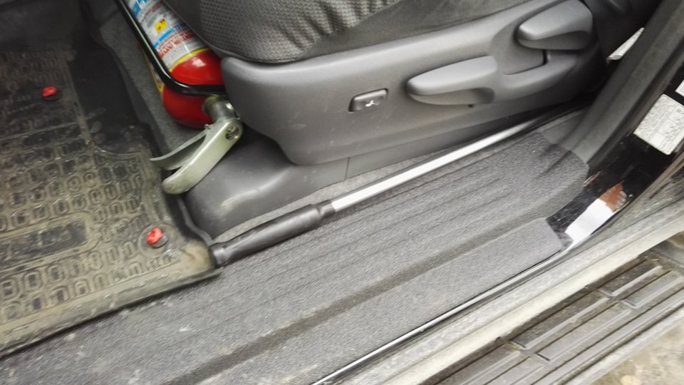 8aeb3c1s 960 для чего нужны полозья в багажнике прадо 150