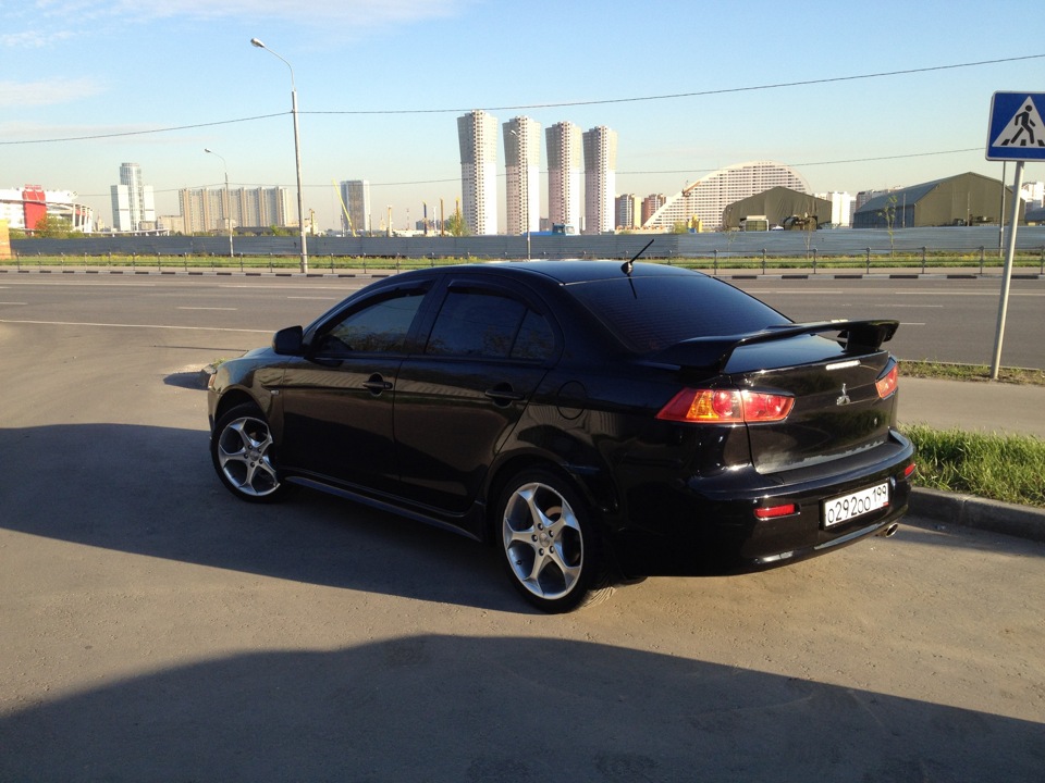 Мицубиси ланцер диски. Лансер 10 r19. Mitsubishi Lancer x на 17 дисках.
