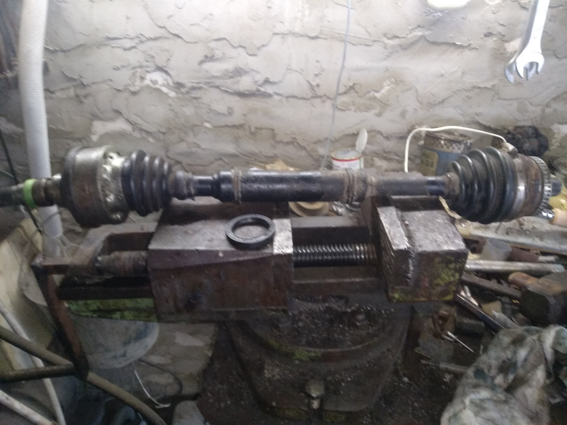 Замена сальника шруса на коробке передач МКПП — Audi A4 (B5), 1,6 л ...