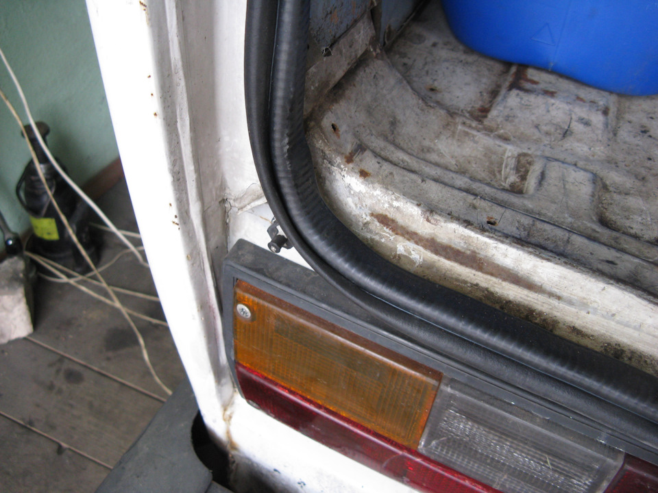 На проёме задней двери выглядит тоже хорошо, но не уплотняет, аналогично и на сдвижке — Volkswagen Transporter T3