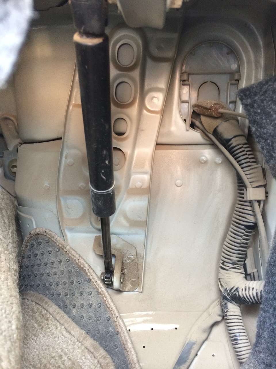 Установка амортизированных держателей капота — Toyota Mark II (90), 2 л ...