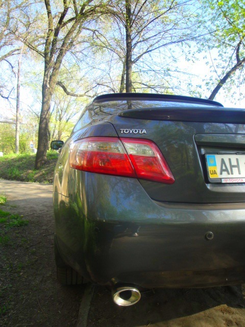 put a spoiler and a visor on the glass - Toyota Camry 24 L 2007