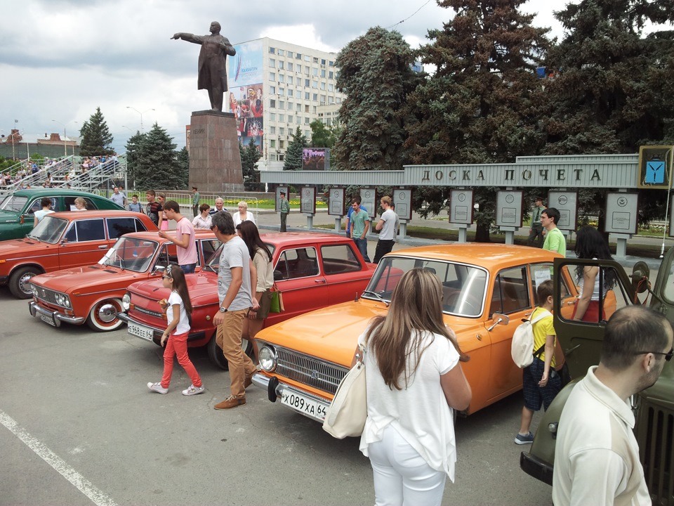 Ретро выставка. Выставка ретро авто Саратов. Ретро выставка Саратов. Выставка ретро автомобилей в Новороссийске.