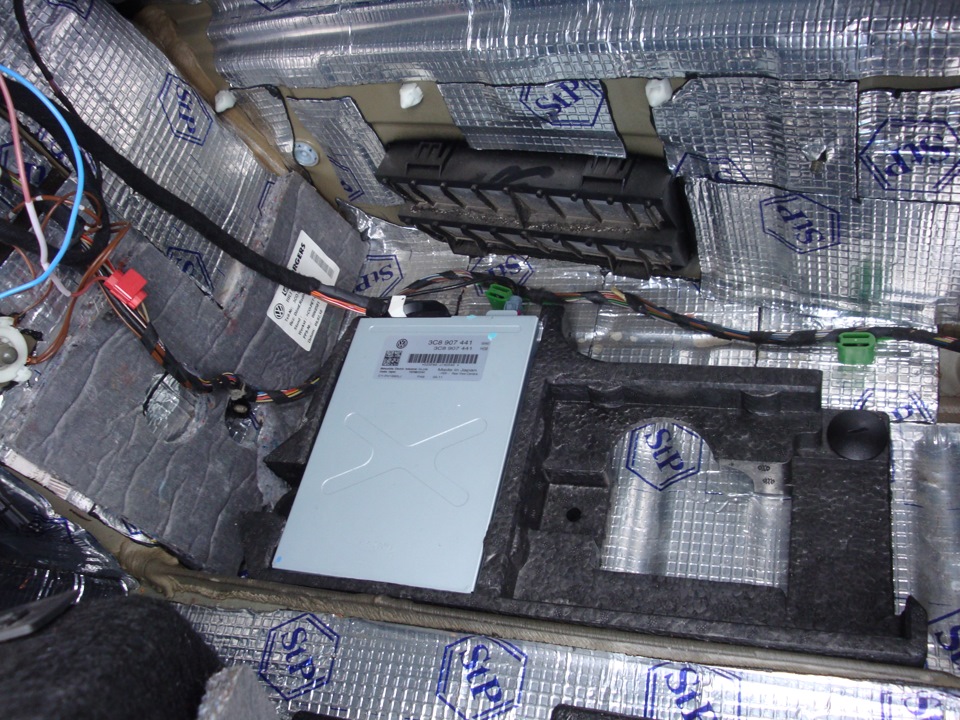 — устанавливаем кронштейн — устанавливаем блок камеры — Volkswagen Passat B6