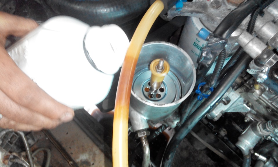 Все промыто, фильтр установлен, заливаем — Mercedes-Benz E-Class (W124)