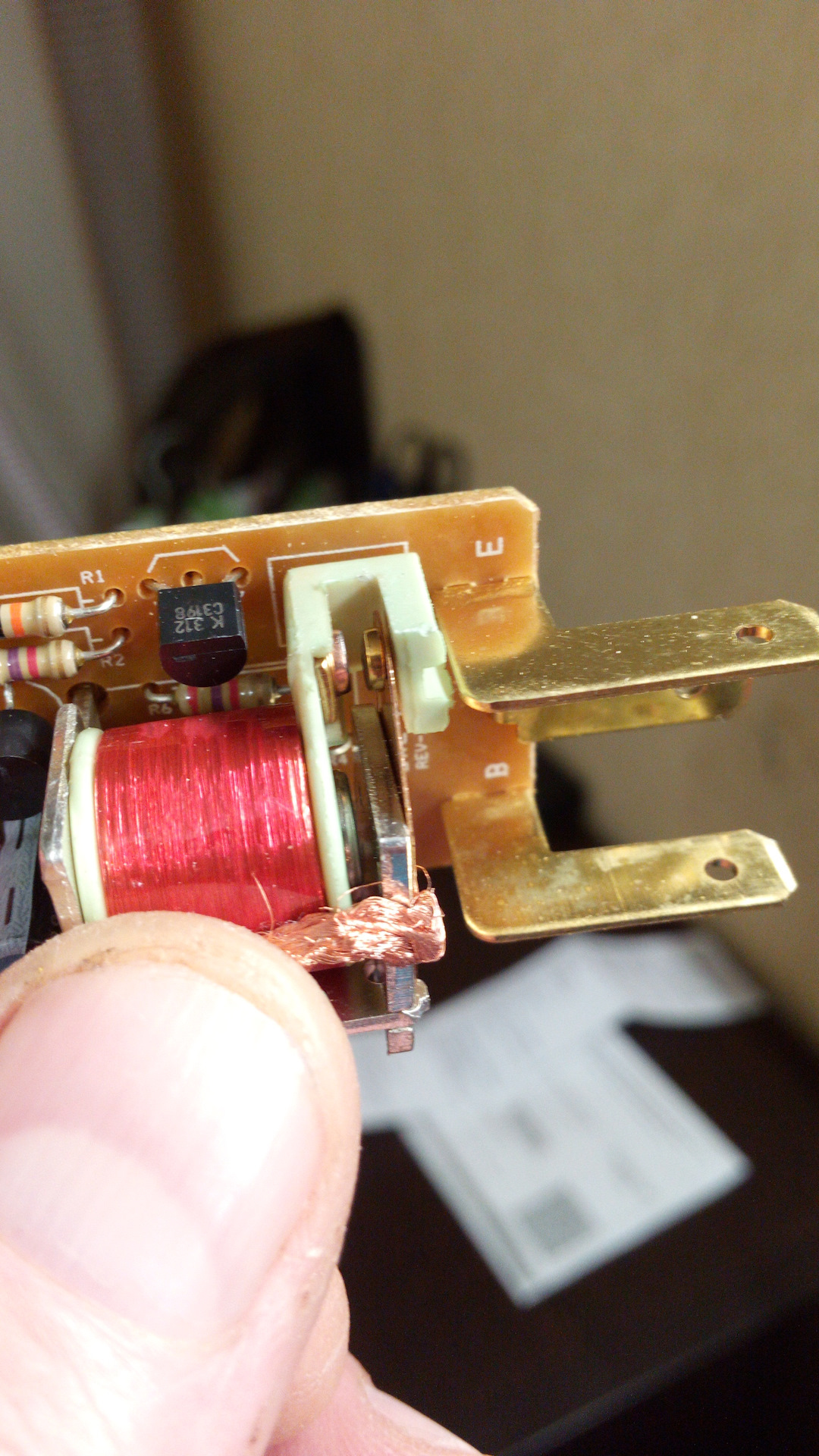 залипает реле