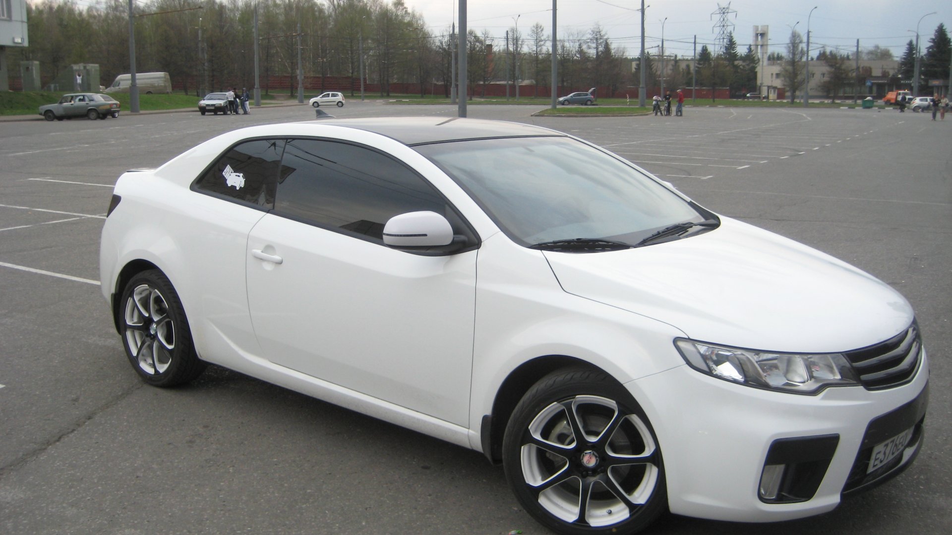 Kia Cerato Koup белая в наклейках