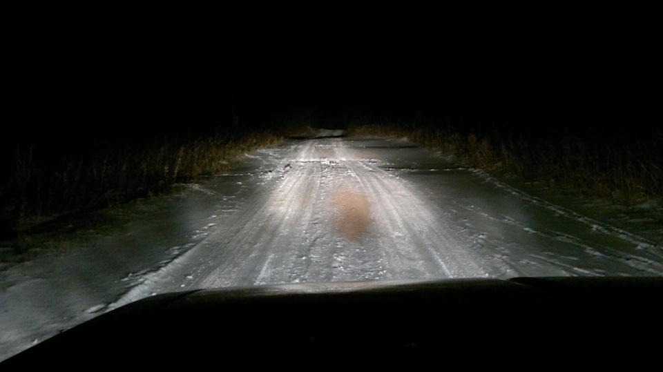 а вот те же ФГ-140 без экрана на дальнем с Маяковскими галогенками. разницу трудно не заметить — ИЖ Москвич 412