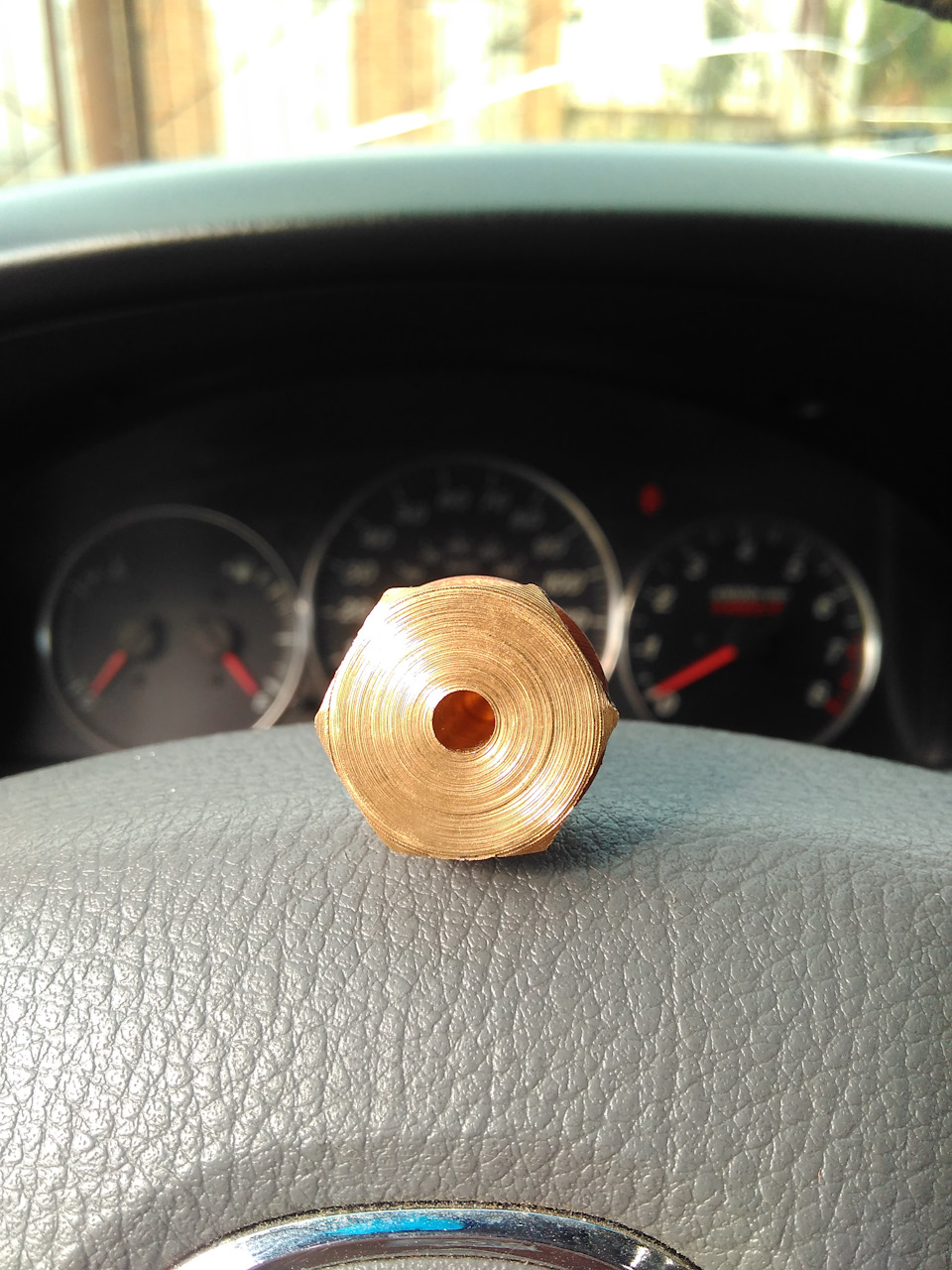 В отверстие будет вставляться сам датчик термометра. — Mazda MPV II