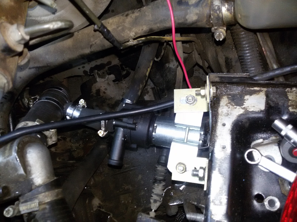 Помпа крепление — Lada 2113