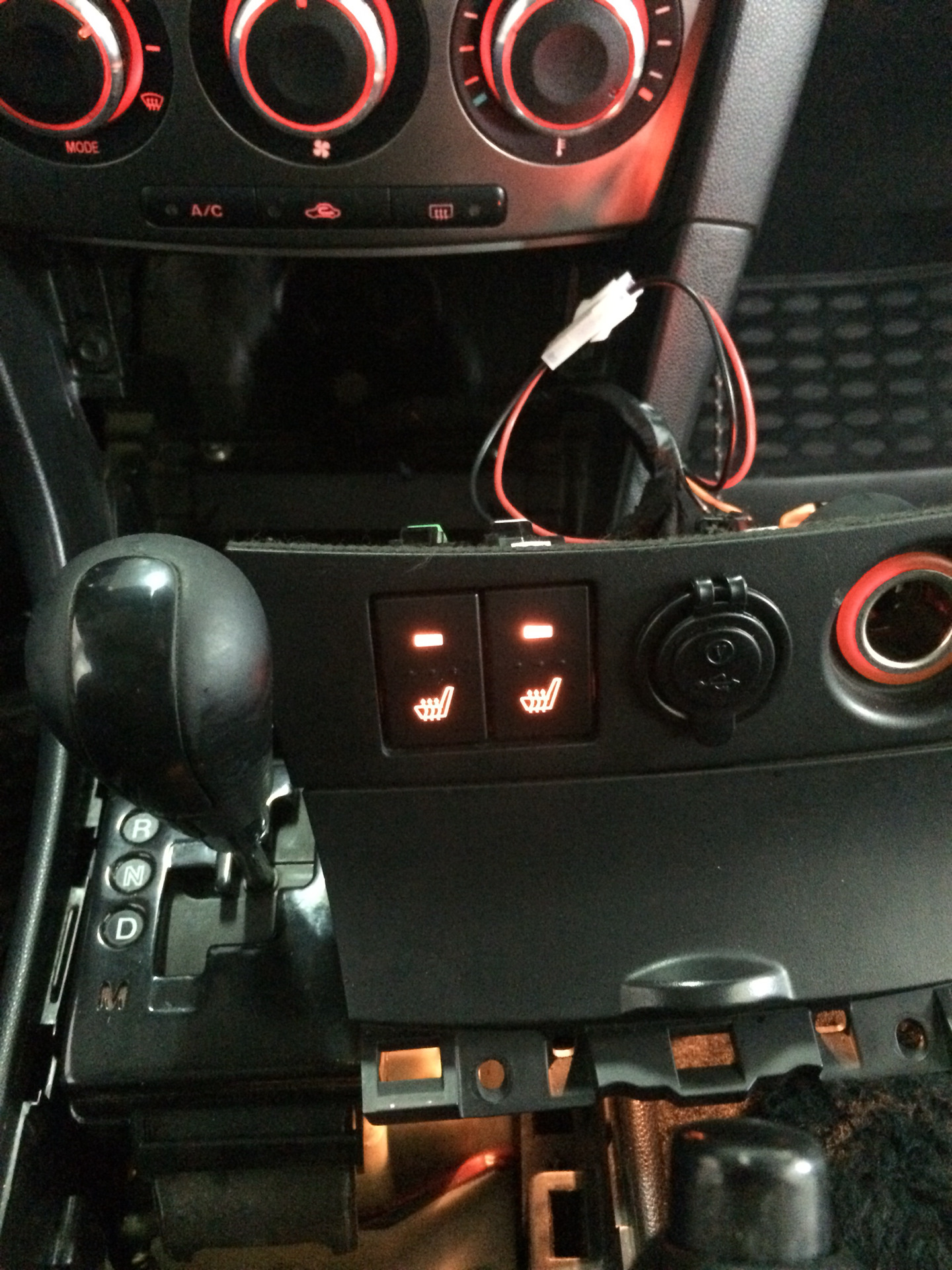 Подогрев мазда 3. Кнопка подогрева сидений Mazda 6 gg. Мазда 3 БК кнопки подогрева. Мазда 3 BK лампочка на кнопку обогрев сидений. Лампочка для кнопки подогрева сидений Мазда 3 БК.