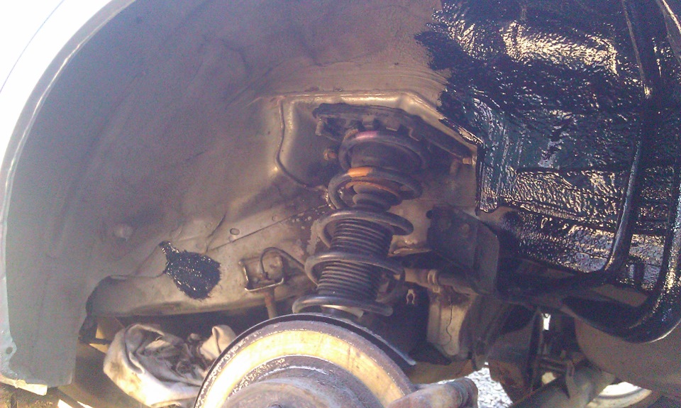 Можно ли ездить без подкрылка. Езда без подкрыльников. Можно ли ездить без подкрылка. Крепления балки задней лада веста. Заглушка арки заднего колеса гранта.