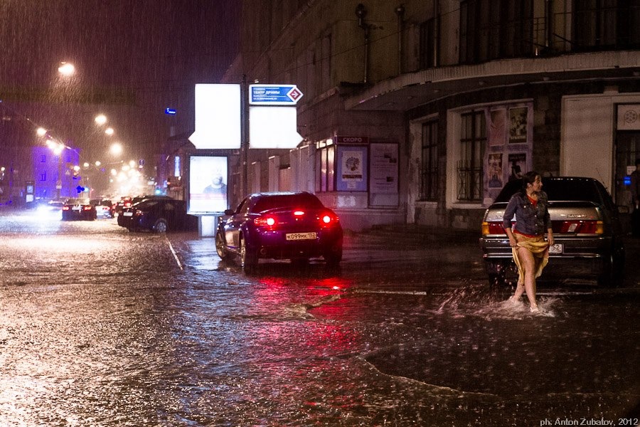 Сегодня ночь дождь есть. Сильный ливень ночью. Нижний Новгород ночь дождь. Нижний Новгород сильный дождь ночью. Город Нижний Новгород дождь утро.