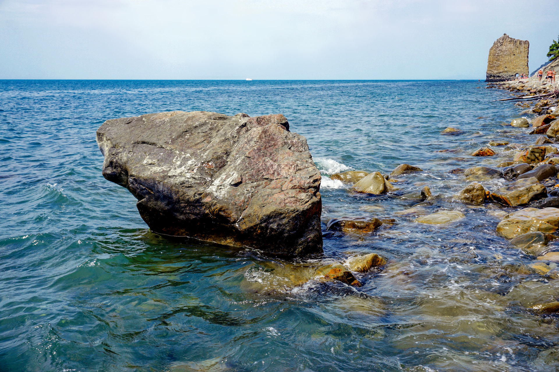 геленджик скала в море