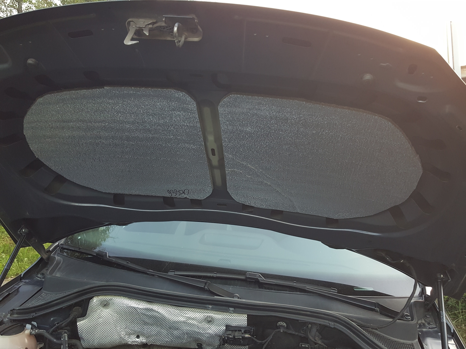 Volkswagen - tiguan 2018 утеплитель капота. Утеплитель капота фольксваген тигуан 2013. Шумоизоляция капота тигуан 1. Шумоизоляция капота volkswagen tiguan 1. Шумоизоляция тигуан капот.