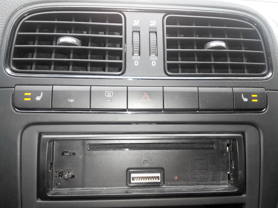 Зима близко или подогрев сидений — Volkswagen Polo Sedan, 2010 года ...