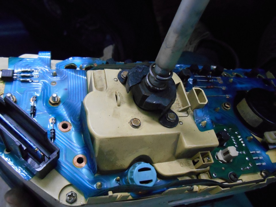 ремонт троса спидометра. — Audi 100 (C3), 2,3 л, 1984 года | своими ...