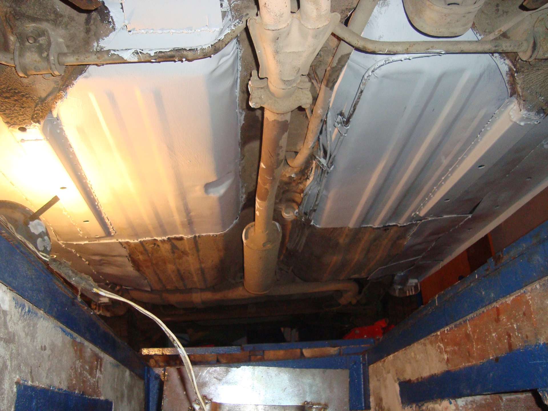 Днище лотка. Днище лотка. Усилители днище ваз 2115. 2107 кузов лонжерон. Mazda 3 2005 год днище.