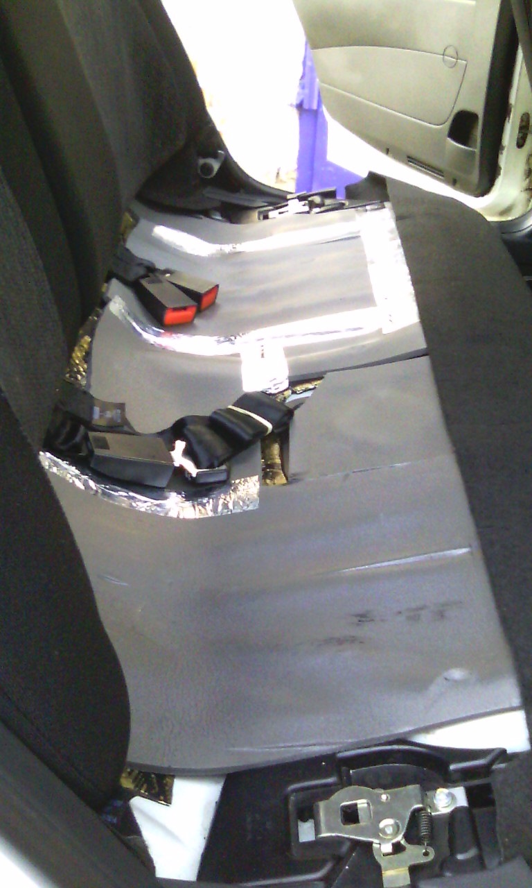 Заклеил пол под задним сидением и стаканы из салона ! — Lada Приора ...