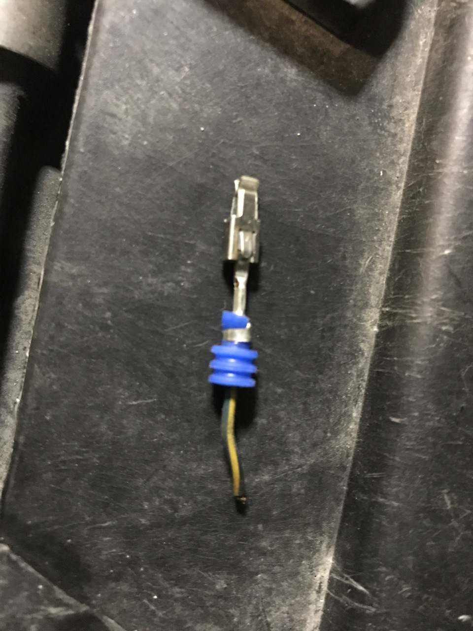 а вот и он, аккуратно вышел из своего гнезда — так как пайка/скрутка — это для меня, в ход пошел распиновыватель — удобная для таких целей приспособа (на этот раз использовал купленный ранее для тестирования наборчик с али — стоит копейки, но работает. Оригинальный распиновыватель курит в стороне, ну пусть лежит иногда и его использую) — Audi Allroad (C5)