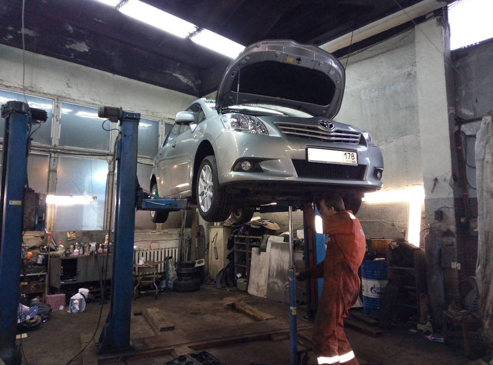 Замена масла, масленного фильтра. — Toyota Verso, 1,8 л, 2012 года ...