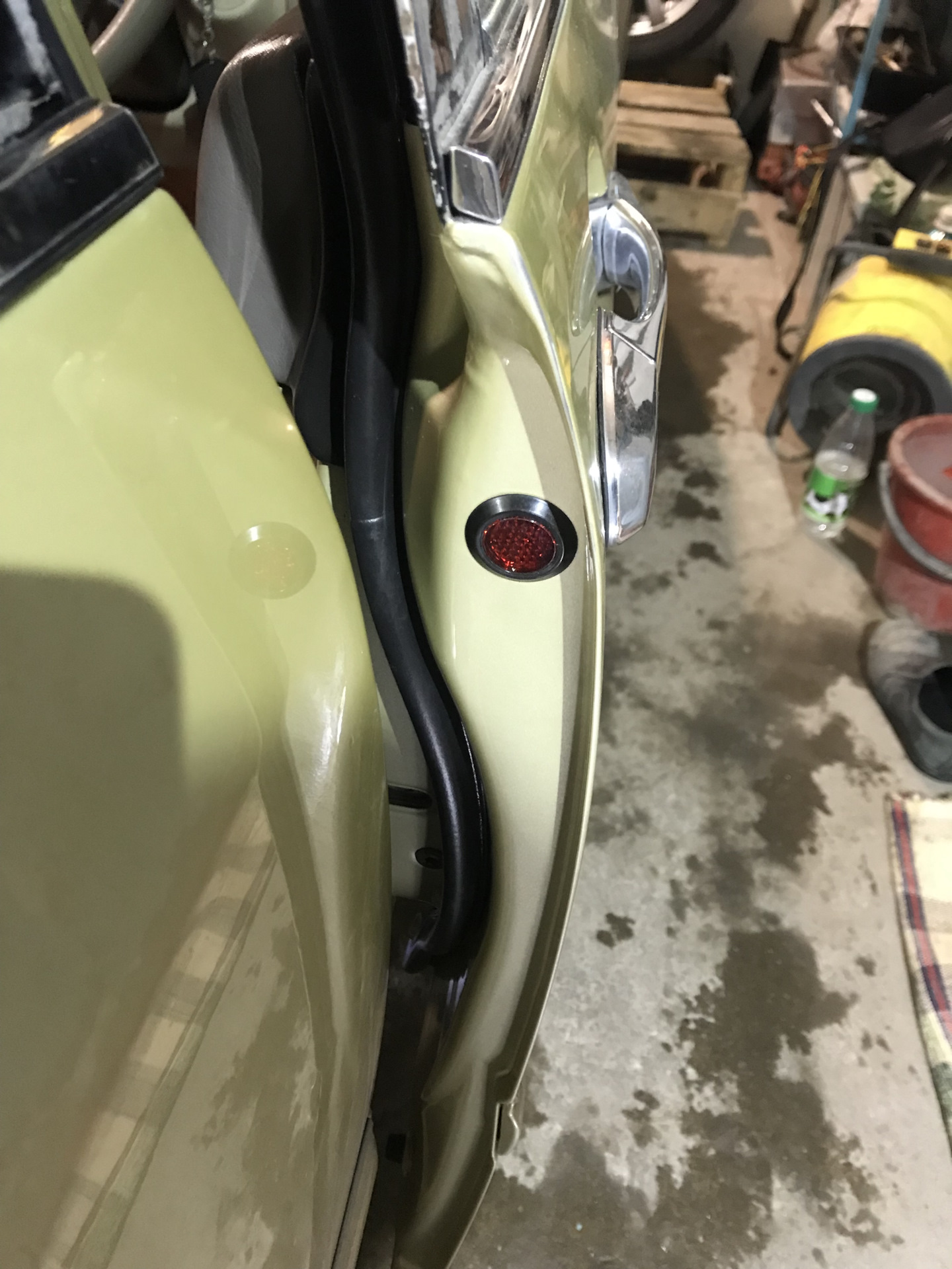 Катафот-заглушка 81580-V1040 на торец передней двери (Япония) — Toyota ...