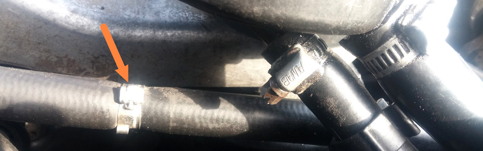 По стрелочке. Вот это что такое? Под этим прощупывается нечто твердое. — Saab 9-5 (1G)