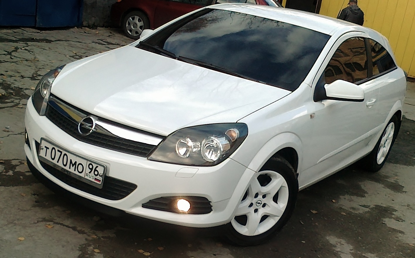 Opel Astra h GTC белая