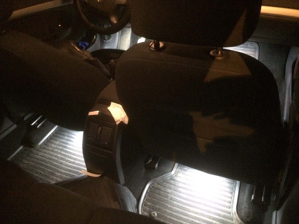 Подсветка пространства ног 2 — Skoda Octavia A5 Mk2, 1,6 л, 2008 года ...