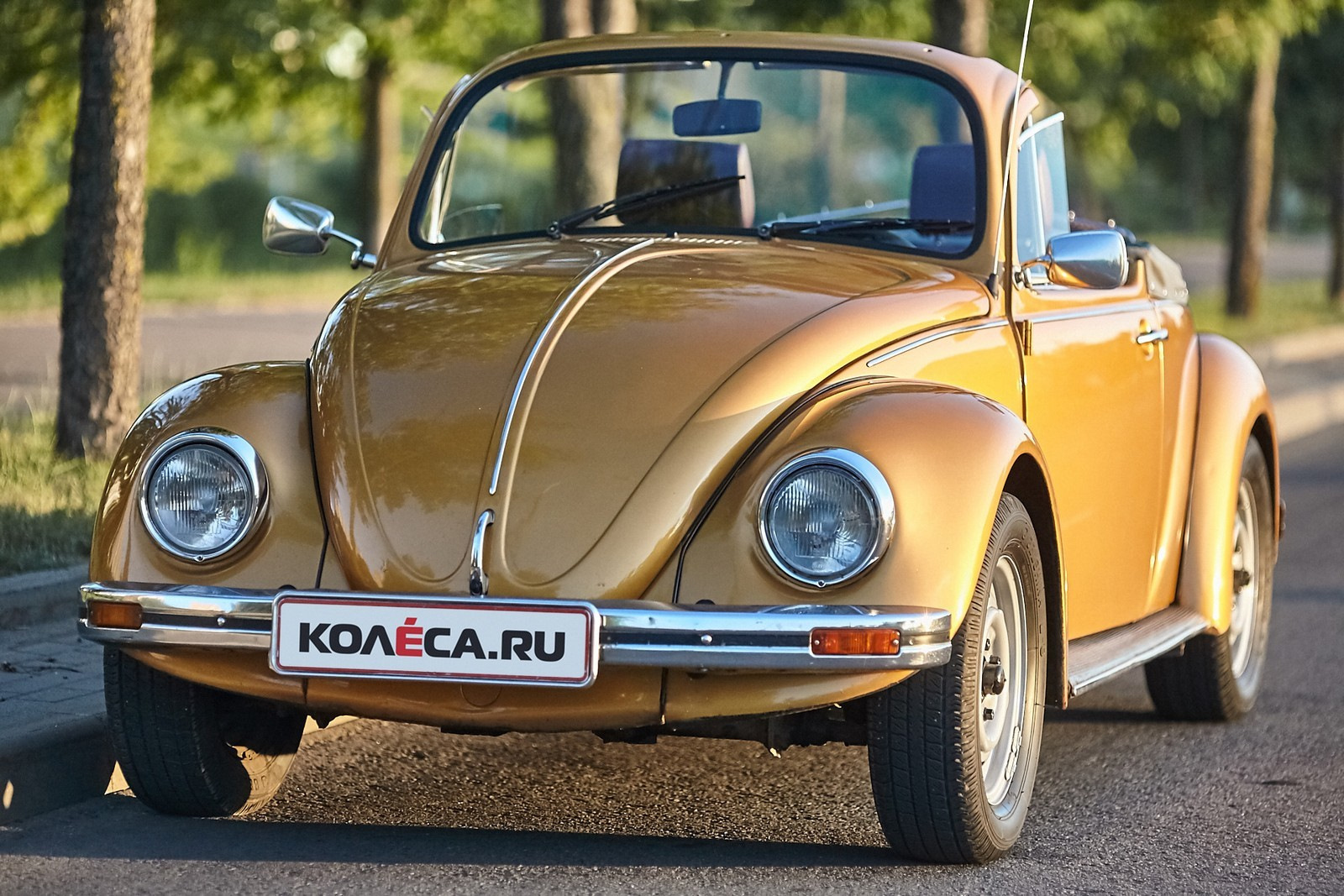Volkswagen откуда. Фольксваген Кафер Жук. Фольксваген 1932. Золотой Volkswagen Beetle. Фольксваген Жук 1932.