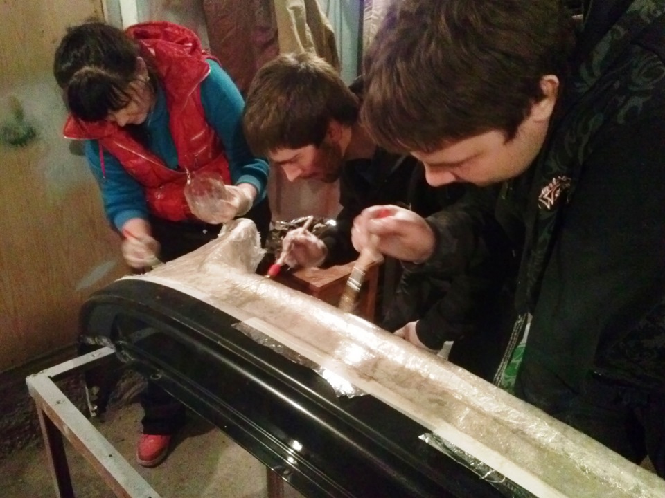 День второй. Залили смолои заднии бампер, начали паять передний ...