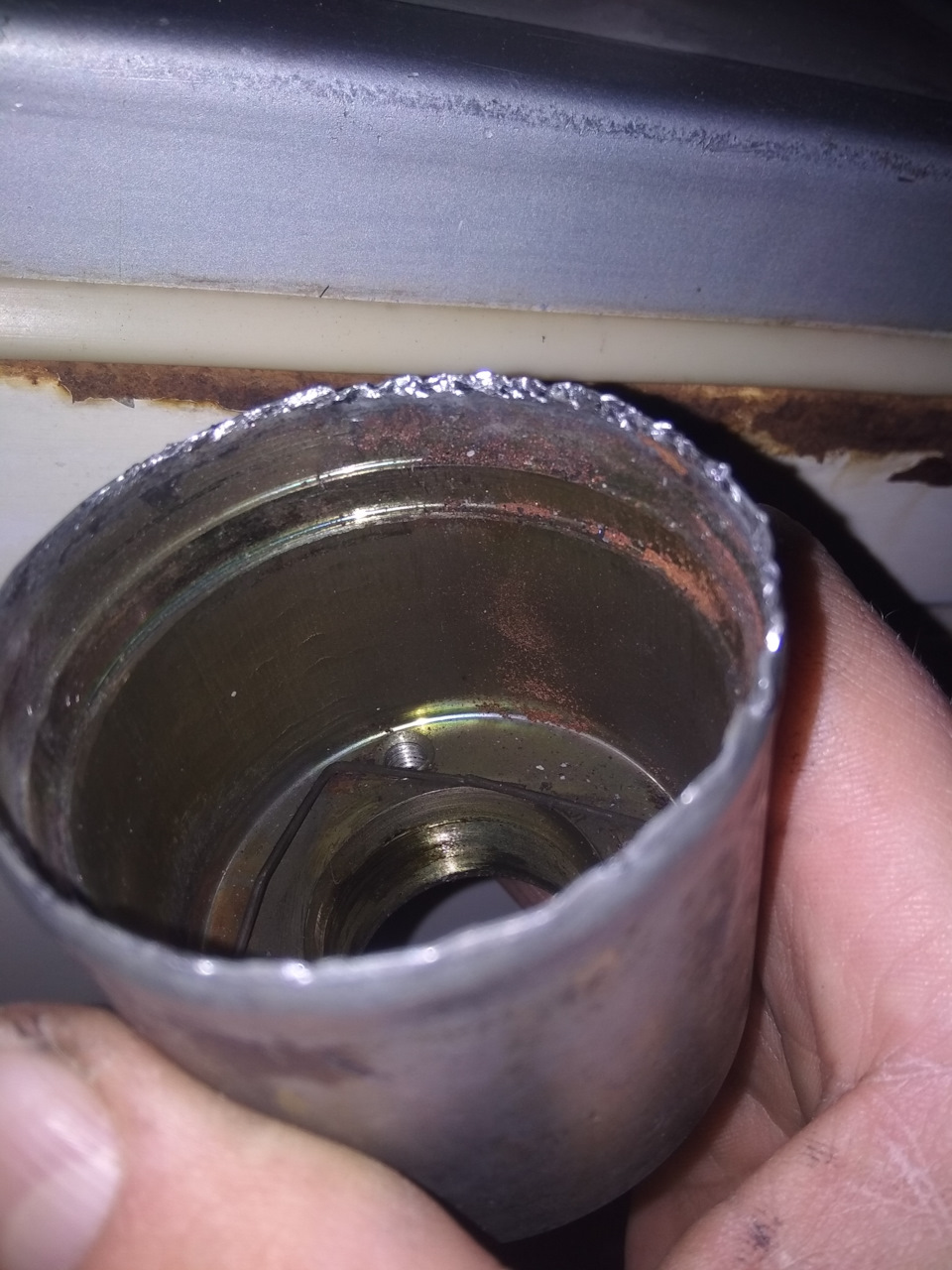 Развальцевал, есть какая-то грязь сыпучая в месте прелигания корпуса и массовой шайбы. — Lada 2120 Надежда