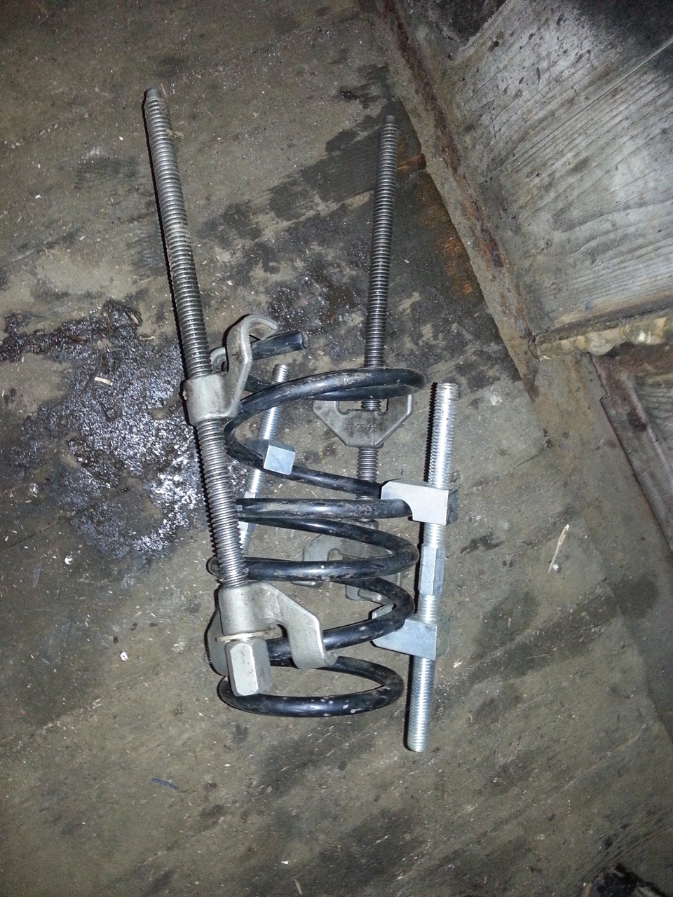 Съемник передних пружин мерседес w210. Стяжка пружин амортизаторов. Мерседес 210 замена передних пружин. Стойка для сжатия пружин. Приспособление для сжатия пружин.