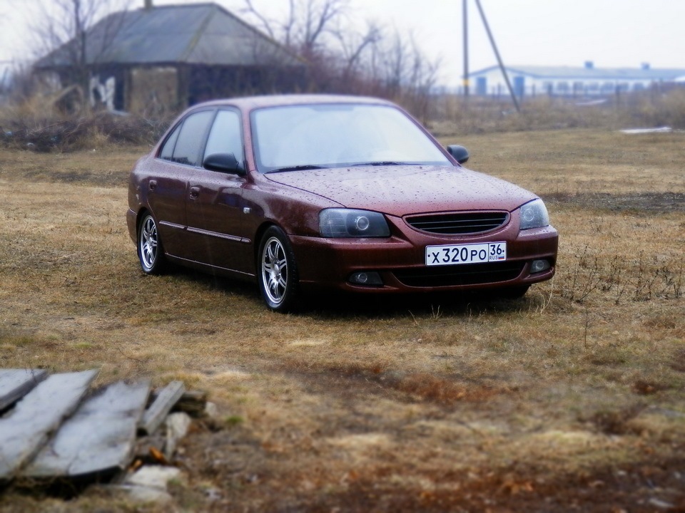 Hyundai Accent бордовый. Бордовый акцент на дисках. Четкий акцент.